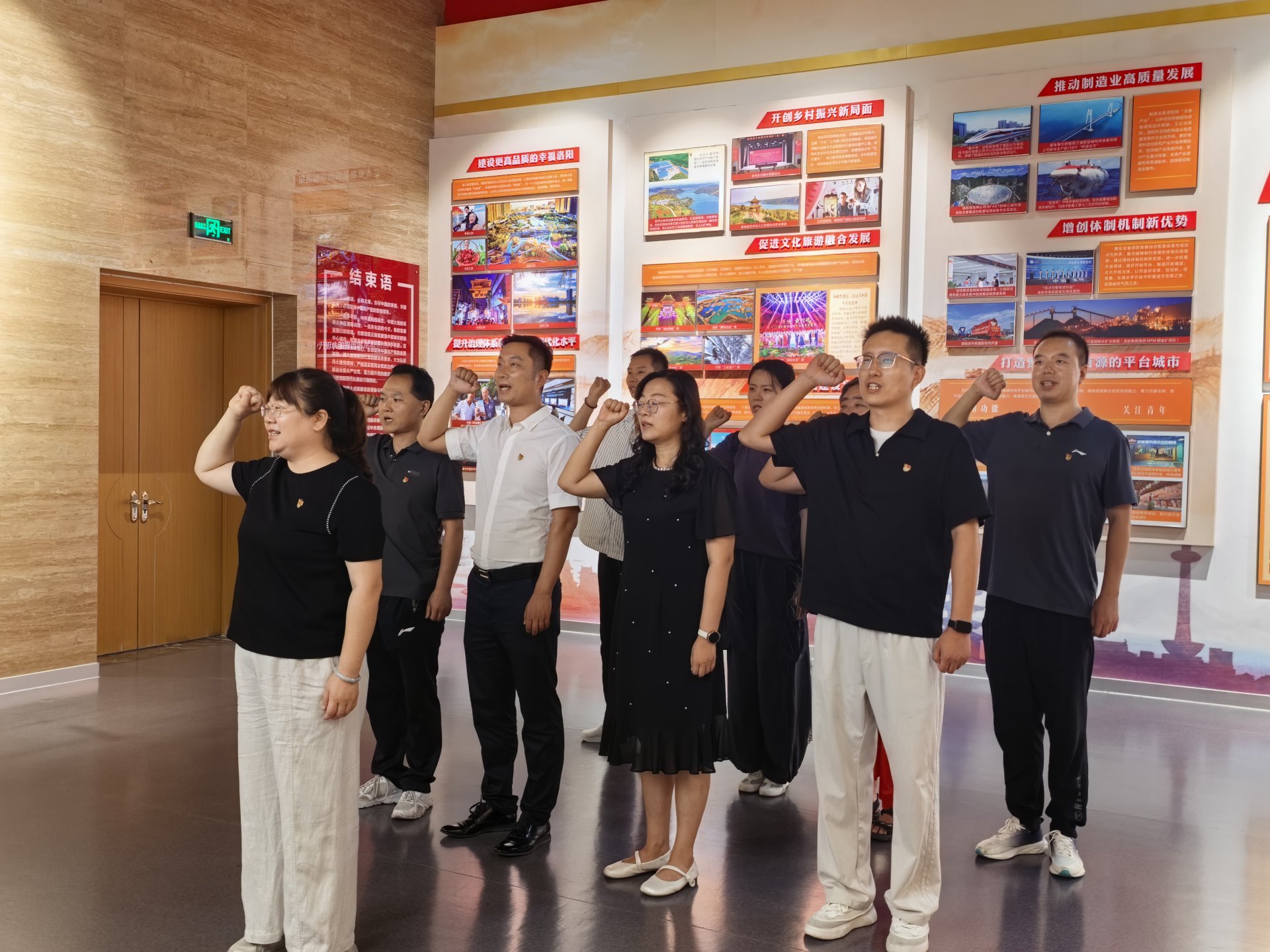 支部全体党员依次参观“风劲帆满蓄廉志